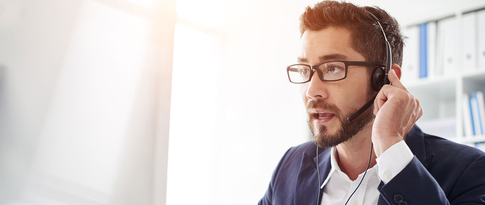 руководитель отдела технической поддержки. руководитель отдела технической поддержки. диспетчер мужчина. руководитель отдела технической поддержки. системный администратор.